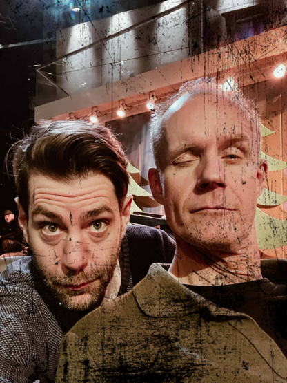 Selfie von Claus von Wagner und Max Uthoff. Sie sehen müde aus.