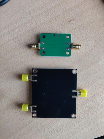 SDR Frequenzverstärker 0,1 - 2000 MHz und Antenneweiche für 2 Geräte, Ansicht von unten.