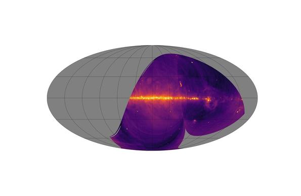 Abb. 1: SKAMPI-Radiobild des Südhimmels bei 2,5 GHz Wellenlänge. Der Rahmen (graue Ellipse) zeigt den gesamten Himmel in galaktischen Koordinaten. Das Falschfarbenbild zeigt die Radiostrahlung von dem Teil des Himmels, der vom Teleskopstandort in Südafrika aus zugänglich ist, in galaktischen Koordinaten mit dem galaktischen Zentrum im Bildzentrum. Neben dem galaktischen Zentrum (Sgr A) sind auch die helle Radiogalaxie Cen A, die beiden Magellanschen Wolken und die Sternentstehungsgebiete im Orion und in Vela als Radioquellen im Bild zu sehen. (Bild: SKAMPI-Team)