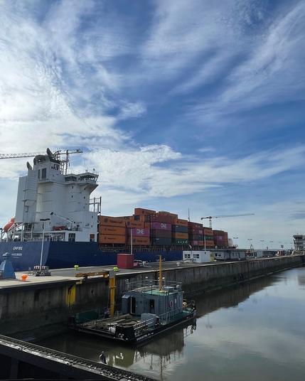 Containerschiff in der Kieler Schleuse bei der Einfahrt in den Nord-Ostsee-Kanal.