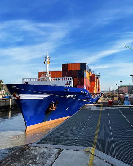 Ein beladenes Containerschiff hat zum Schleusen in der Kammer festgemacht. Blick auf den Bug.