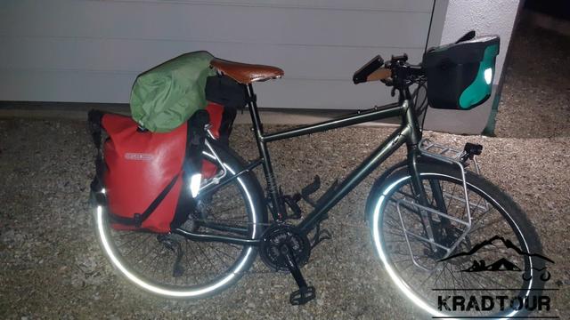 Fahrrad mit gepackten Satteltaschen.