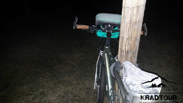 Fahrrad mit vereistem Sattelüberzug und Lenkertasche.