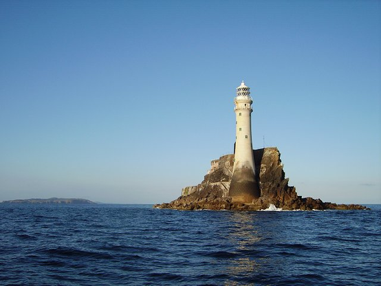 Diese Landmarke
soll die
Wendemarke
bei Fastnet Sport-Event auf dem Wasser sein

Credit Richard Webb CC2.0