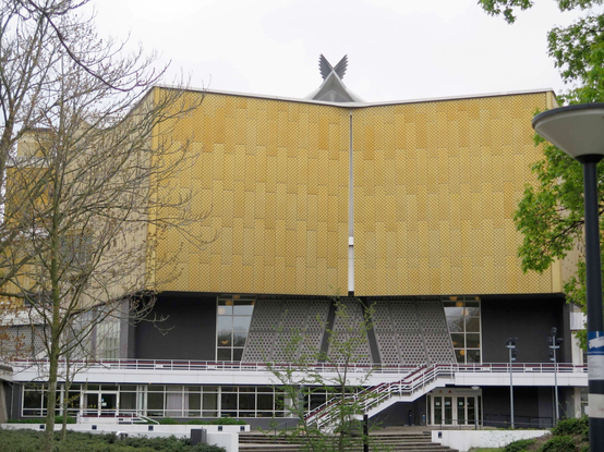 Auf dem Dach der Berliner Philharmonie eine Skulptur mit stilisierten Flügeln