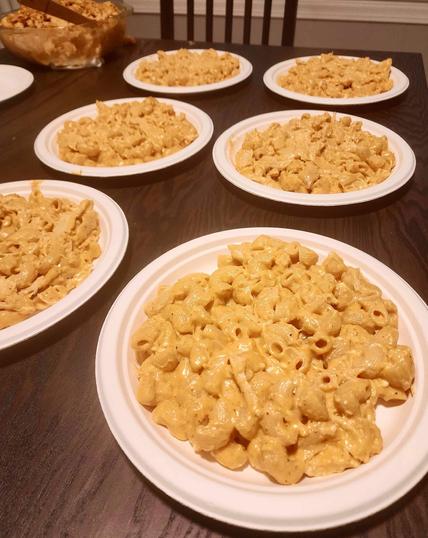 portions of buffalo mac n cheese