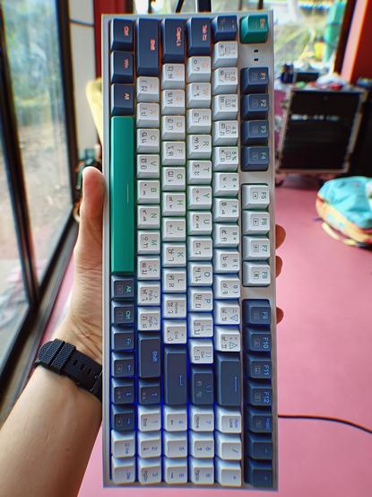 White Mechanike K500 mechanical keyboard with English and Thai layout.
