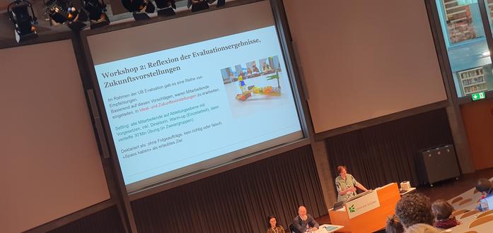 Ein anderer Ansatz: Die Bibliotheksmitarbeiten zu ihren Zukunftsvisionen mittels Lego Serious Play befragen. Völlig abseits von der Notwendigkeit, dass alles zur Strategie passen muss.