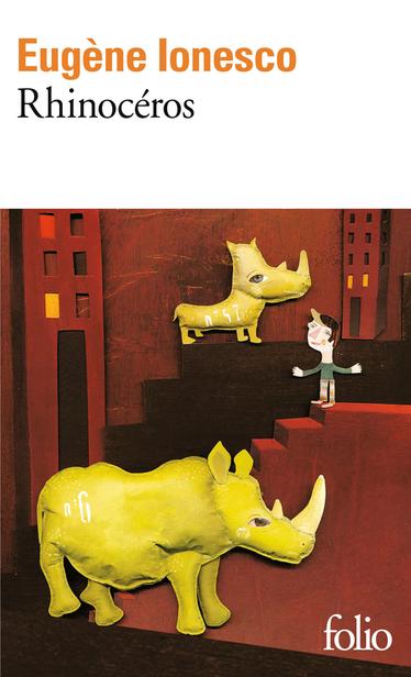 Couverture du « Rhinocéros » de Eugène Ionesco, Folio / Gallimard. Collage de papier découpé d’immeubles et d’escaliers en rouge foncé, gamin au casque, pull et pantalon en couleurs diverses, et deux rhinocéros (rhinocéri ? rhinocéroos ?) en objets textiles jaunâtres cousus à la main par quelqu’un qui n’a jamais vu un tel animal ou ne sait pas bien coudre ou les deux… L’une des bêtes est marquée « no 6 », l’autre « no 57 ».