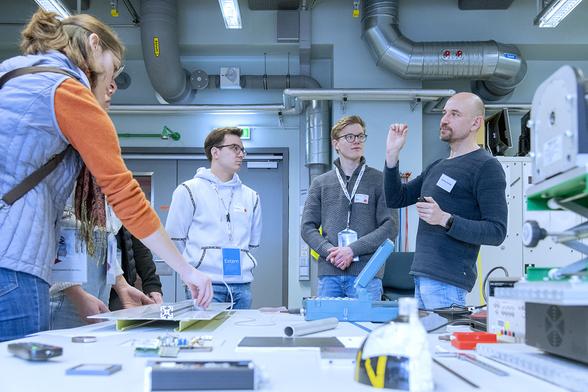 TUM guests in the BAM laboratory