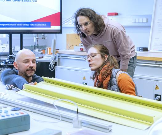 TUM guests in the BAM laboratory