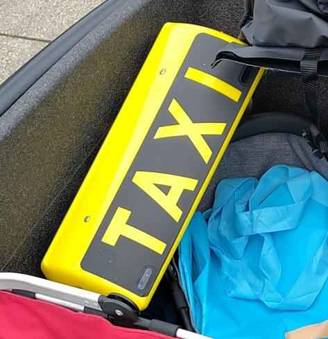 Taxi Dachschild im Lastenrad, gefunden bei Olfen im Graben