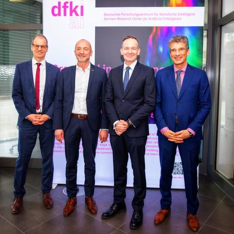 Foto: Michael Schäfer (dfki) Volker Wissing beim Besuch des Deutschen Forschungszentrum für Künstliche Intelligenz in Rheinland-Pfalz
