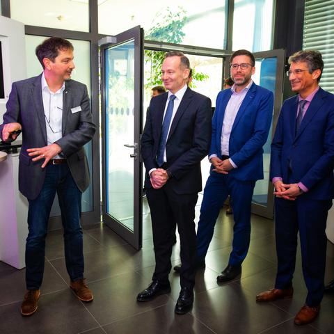 Foto: Michael Schäfer (dfki) Volker Wissing beim Besuch des Deutschen Forschungszentrum für Künstliche Intelligenz in Rheinland-Pfalz