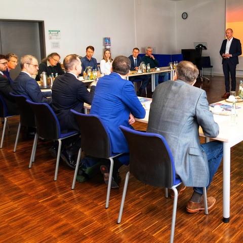 Foto: Michael Schäfer (dfki) Volker Wissing beim Besuch des Deutschen Forschungszentrum für Künstliche Intelligenz in Rheinland-Pfalz