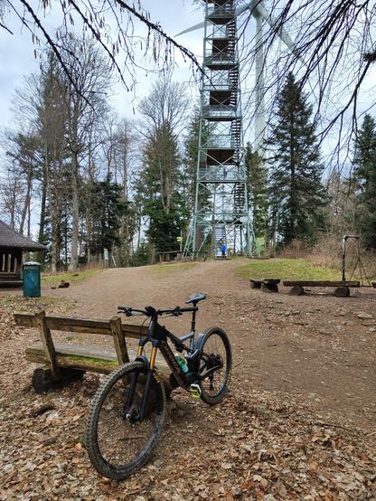 Rosskopfturm mit Rad im Vordergrund