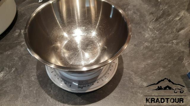 Leere Schüssel auf der Küchenwaage