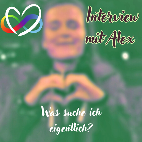 Zu sehen ist Alex während eines nächtlichen Spaziergangs unter leuchtenden Laternen im Hintergrund. Ihre Konturen sind zur Anonymisierung verschwommen. Sie schließt die Augen und formt mit ihren Händen ein Herz.