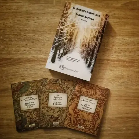 Quattro libri su un tavolino di legno.

"Punto di Fuga" di Elizabeth Brundage

"La danza della morte" di A. Blackwood e "Il compagno di ballo" di Jerome K. Jerome

"La musica sulla collina" di Salì e "Il Miserere" di G.A. Becquer

"I ritratti profetici" di N. Hawthorne e "La tentazione di Harringay" di H.G. Wells