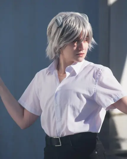 Cosplay de Kaworu Nagisa de Evangelion. Aparezco un poco ladeada de pie entre dos paredes