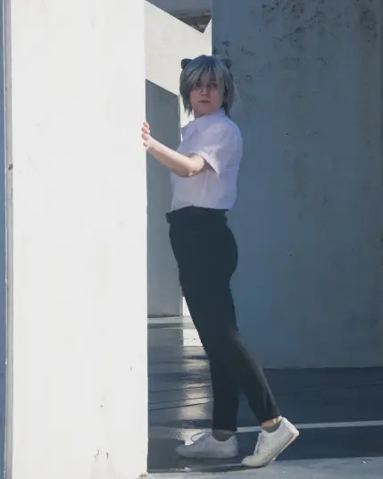 Mismo Cosplay pero ahora más de lejos apoyando mi mano en la pared haciendo gesto de andar