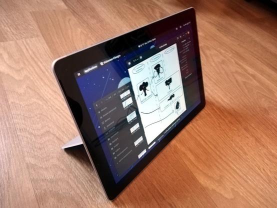 Photo de ma nouvelle tablette tournant sous GNU/Linux, avec l'explorateur de fichiers et le visionneur d'image ouverts