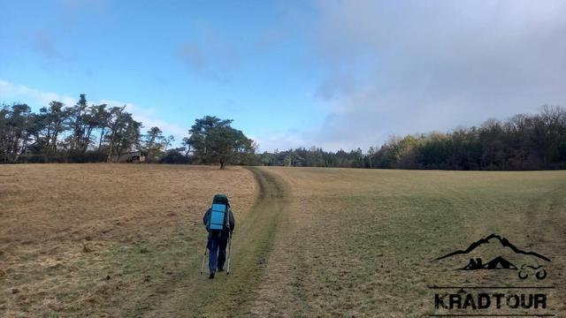 Wanderweg über Wiese  und Wälder.