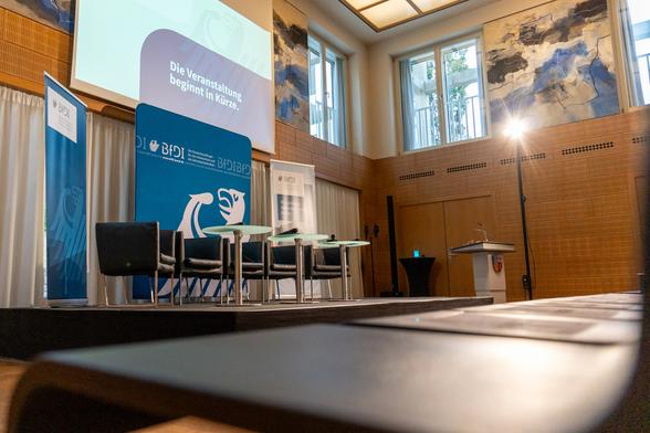 Leeres Podium vor Beginn des letzten Politschen Forums des BfDI