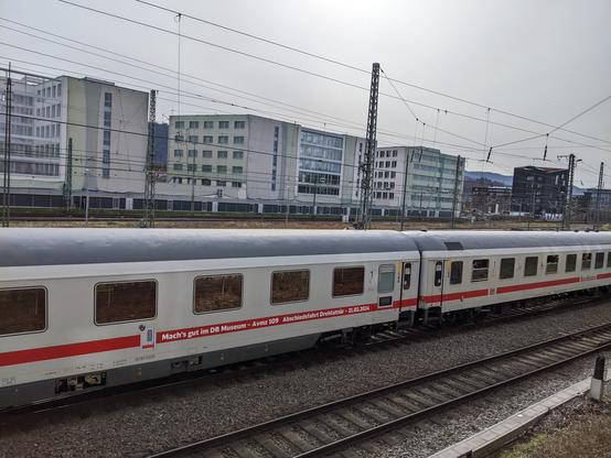 Erste-Klasse-Abteilwagen des Typs Avmz 109 mit Aufschrift "Mach's gut im DB Museum - Avmz 109 - Abschiedsfahrt Drehfalttür - 21.02.2024"