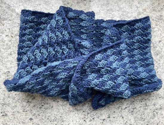 Fertig gehäkelter Loop Schal in Muschelmuster in hellblauer und dunklerer blauer Wolle