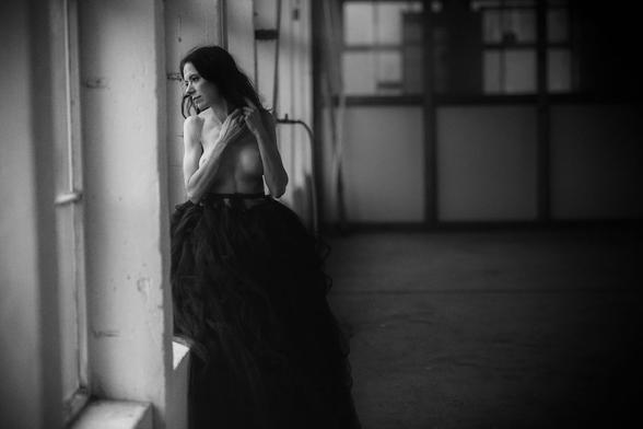 schwarzweißfoto
eine Frau sitzt in einem Fabrikraum auf der Fensterbank und blickt nach draussen. Die Hände über die nackten Brüste, sie hat einen schwarzen Rock an. Das Lilcht fällt in den Raum.
AI disclaimer:
Using my work, its meta data, written or drived description to create media with or train AI based systems is prohibited.