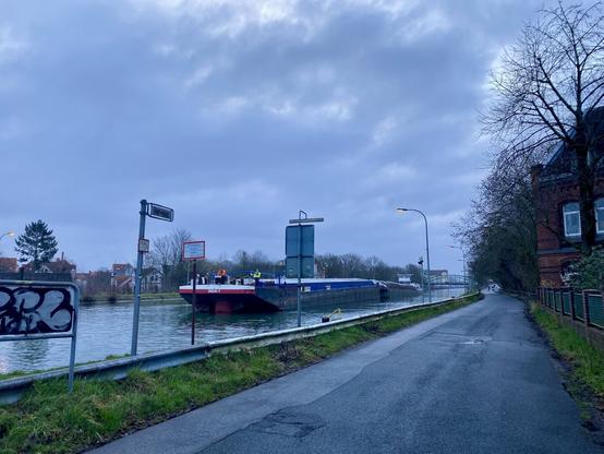 The double barge from the front.