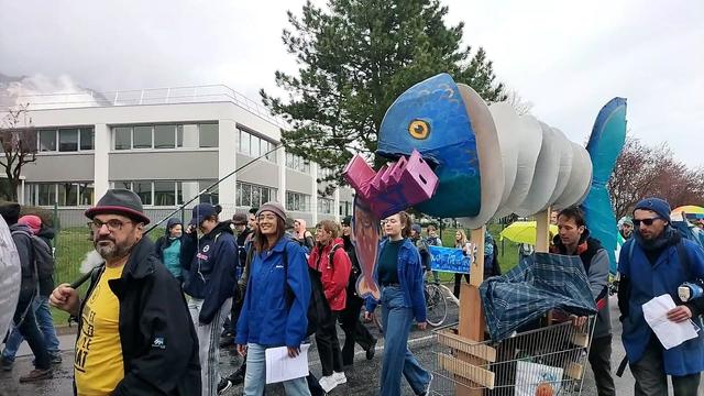 Un millier de personnes ont manifesté en avril 2023 à Crolles, à l'appel du collectif STop Micro, contre l'accaparement de l'eau potable par l'industrie de la microélectronique, mais aussi contre les usages militaires des composants. © Joël Kermabon - Place Gre'net