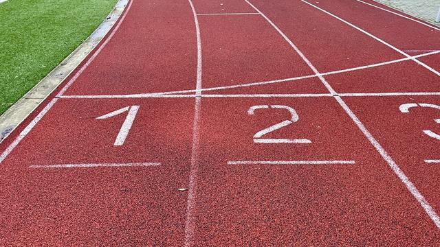 Die roten Laufbahnen an einem Sportplatz 1 und 2