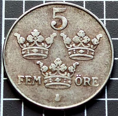 Reverse The three crowns of Sweden divide the value in letters at the base of the lower crown and the value in number and below the mintmark of Stockholm mint above the crowns. Script: Latin Lettering: 5 FEM ÖRE Translation: 5 Five Öre
