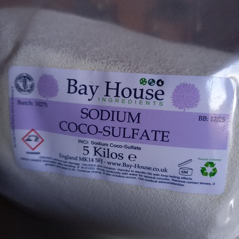 Un sac de SCA. C'est une poudre granuleuse blanche. Celui-ci vient de The Bay House, un fournisseur de matières premières pour savonneries.