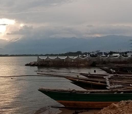 Klasika foto de sunsubiro sur la Tanganjika lago.