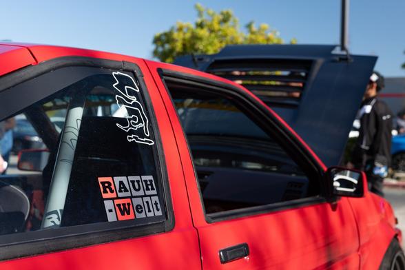 Side window with Rauh-Welt sticker.