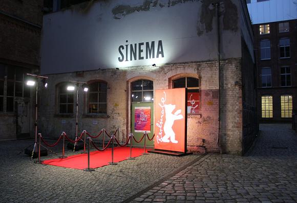 Der fliegende rote Teppich landete am Donnerstag erstmals vor dem Sinema Transtopia. Foto: Hensel