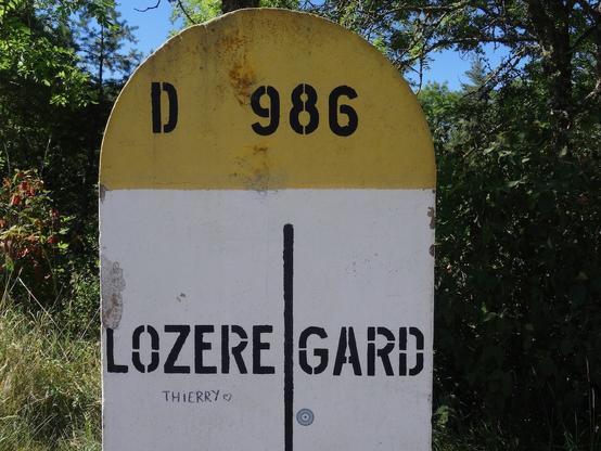 Plan rapproché d'une borne indiquant les limites de territoire des Départements du Gard et de la Lozère