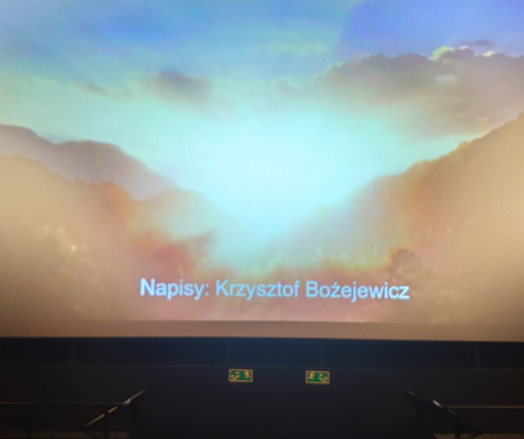 Ekran kinowy, a na nim napis: „Napisy: Krzysztof Bożejewicz”.