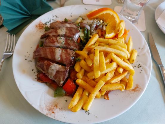 Gegrilltes Lammfilet mit Kräuterknoblauchsoße, frisches mediterranes Pfannengemüse, Salatbeilage