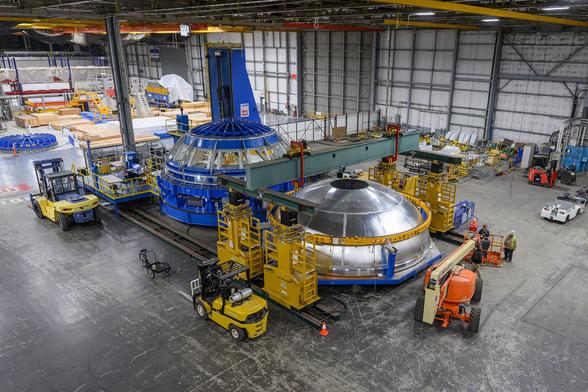 SLS_Exploration_Upper_Stage_Test_Article_Offloaded_in_Area_94_(MAF_20231213_EUS_LH2_Dome_Complete_18).jpg