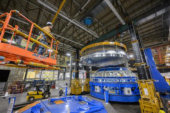 SLS_Exploration_Upper_Stage_Test_Article_Offloaded_in_Area_94_(MAF_20231213_EUS_LH2_Dome_Complete_12).jpg