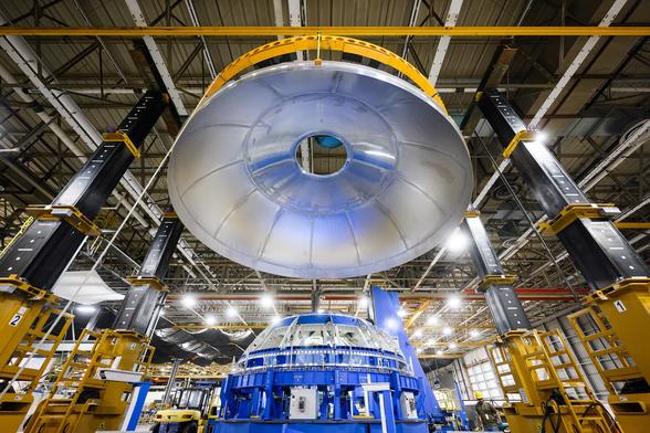 SLS_Exploration_Upper_Stage_Test_Article_Offloaded_in_Area_94_(MAF_20231213_EUS_LH2_Dome_Complete_15).jpg
