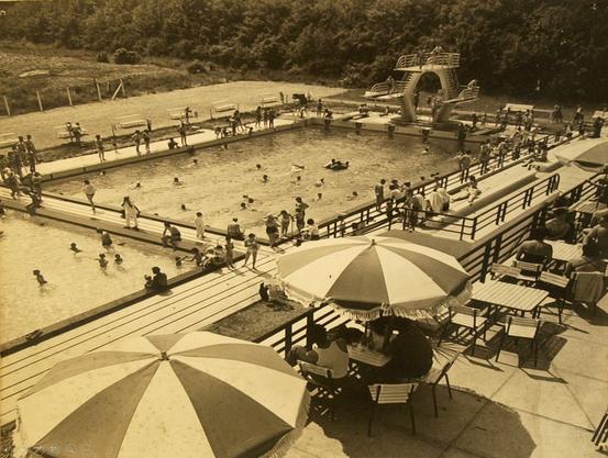 photographie représentant la piscine jean Bouin à Evreux, piscine de plein air et ses baigneurs