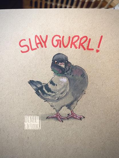 Eine kleine Illustration der Taube gurrsula, wie sie selbstbewusst mit geschwollener Brust und frechem Grinsen vor uns steht. Darüber steht Slay Gurrl (ein Wortspiel mit Girl und Gurr)