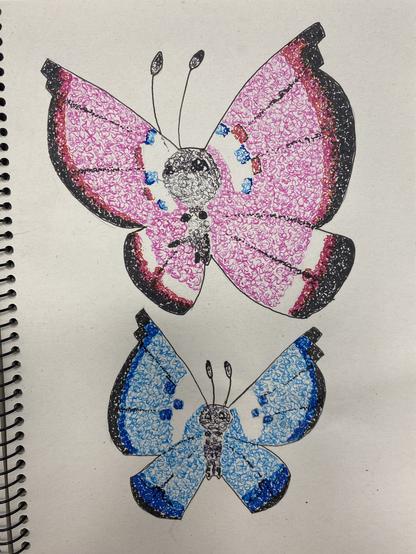 Dibujo a mano de dos pokemon Vivillon, una encima de la otra. La mariposa de arriba está coloreada en tonos rosas y la de abajo en azul, ambas simulando galaxias. Esta obra de arte se presenta en una página de cuaderno de espiral.