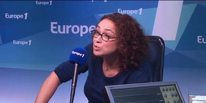 "Europe1" sur fond bleu.
Une belle femme à lunettes explique au micro et à un·e interlocuteur/trice hors champ.