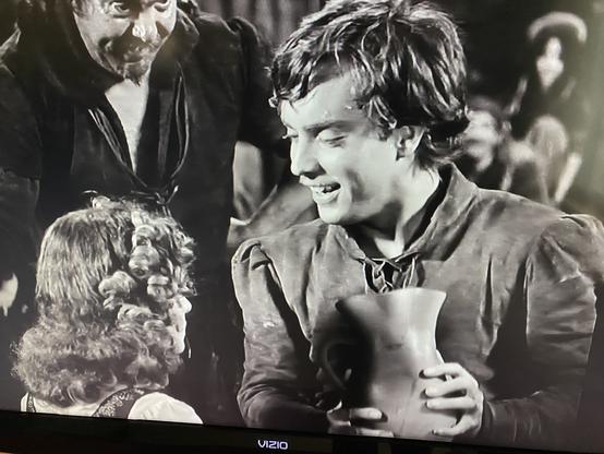 Edmond O’Brien taking a pitcher and looking down at Maureen O’Hara